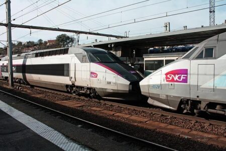 Two trains, one track – Groupe SNCF