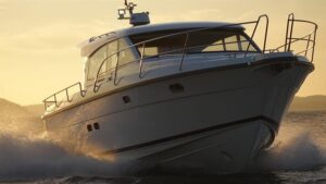25m Azimut motor yacht Forty Two sinks following fire in Marseille, France – SuperYacht Times