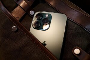 Looters open stolen iPhones to find a chilling message – geekspin